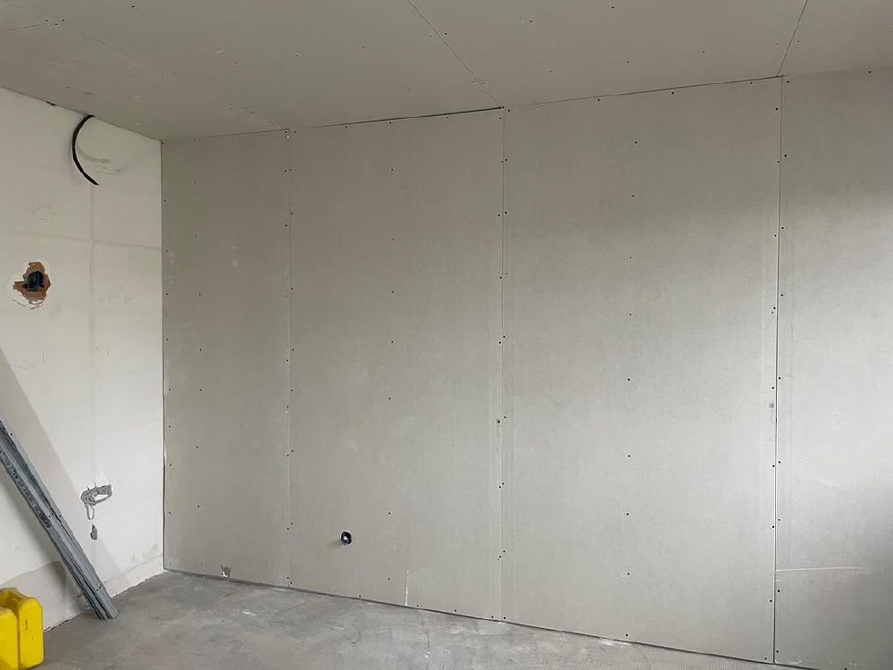 Cloison refermée avec des plaques de plâtre