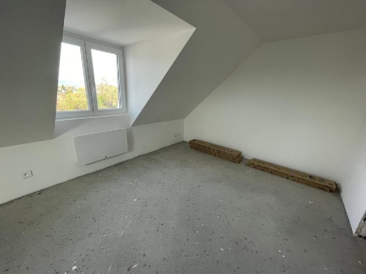 Pièce sous combles, vue 1 sur 3