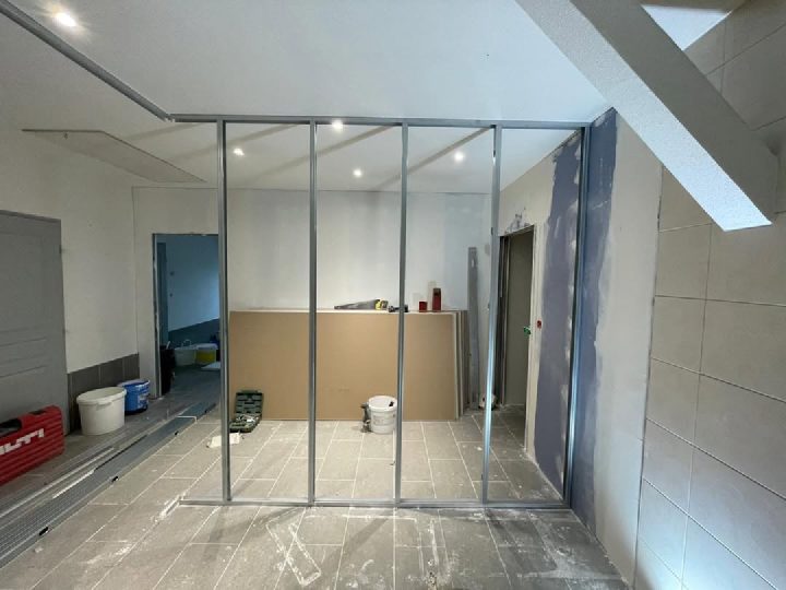 Construction d’une cloison, vue 1 sur 3