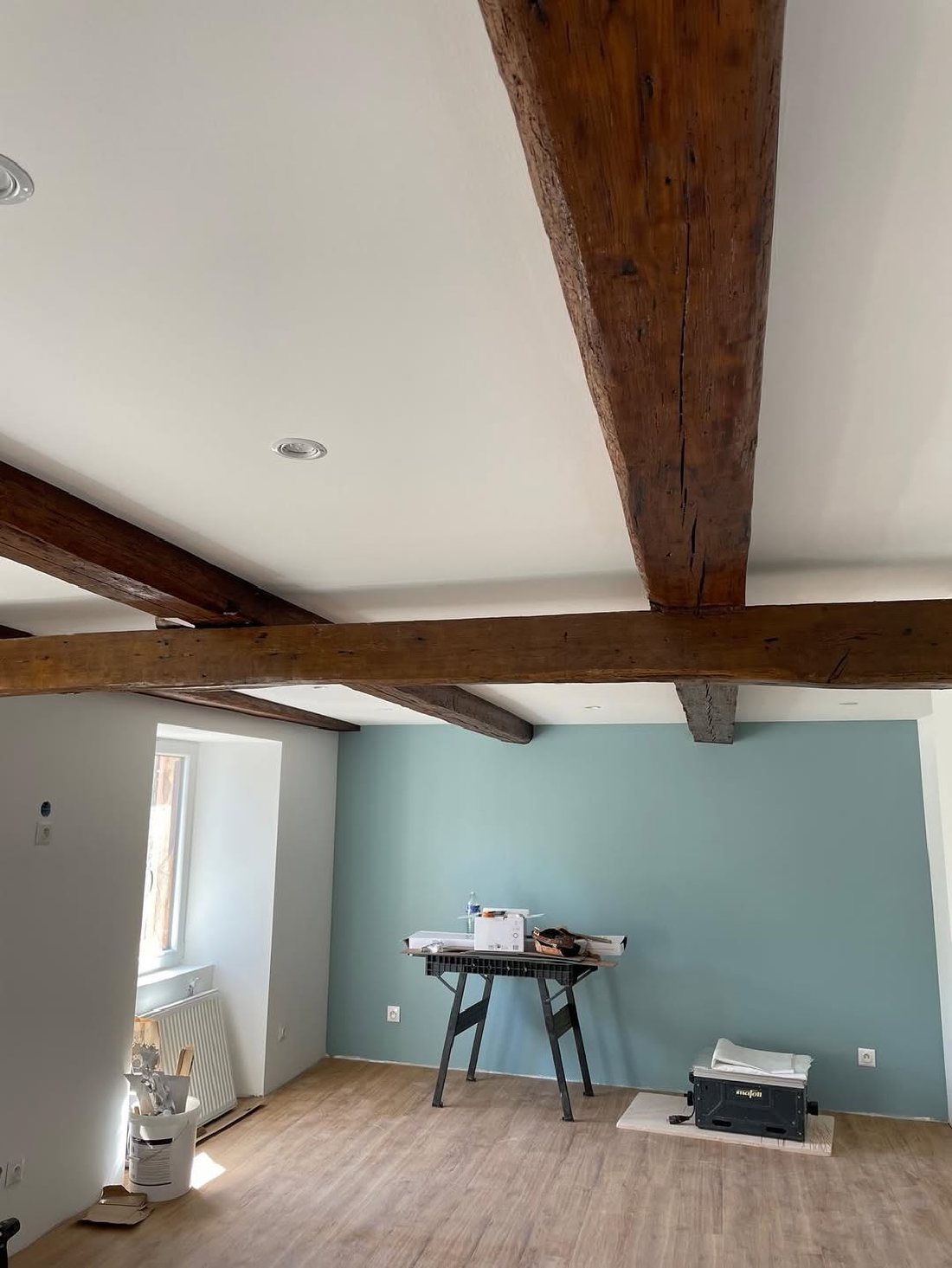 Plafond rénové avec poutres apparentes et spots encastrés