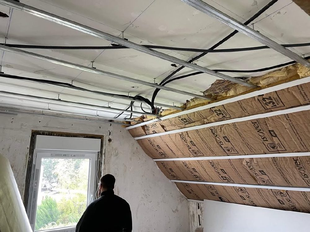 Isolation sous rampant et structure de plafond