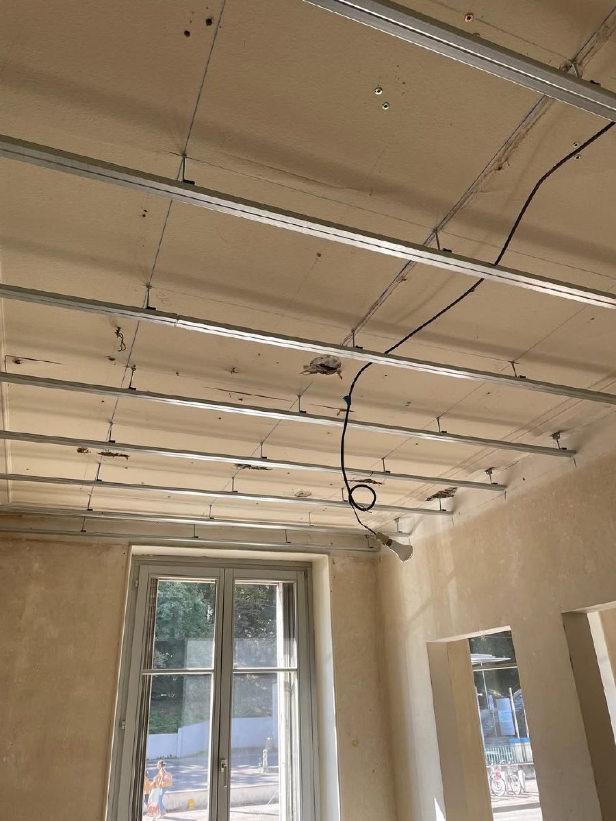Rails métalliques installés pour un plafond
